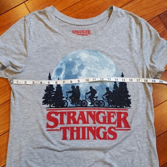 Sold on M.......Stranger Things women's XL graphic Tshirt. ET throwback - Picture 7 of 8